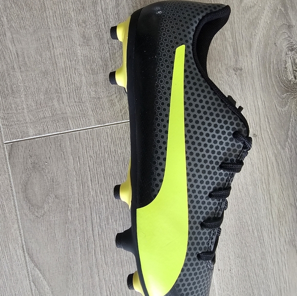 Soccer cleats size 5. Kids - Picture 2 of 3